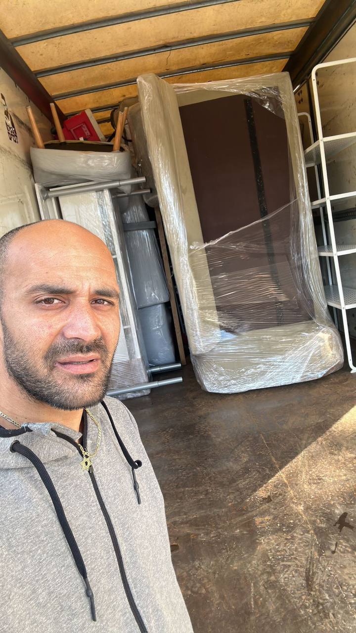 רהיטים ארוזים בניילון נצמד בתוך משאית ההובלה - לוי הובלות
